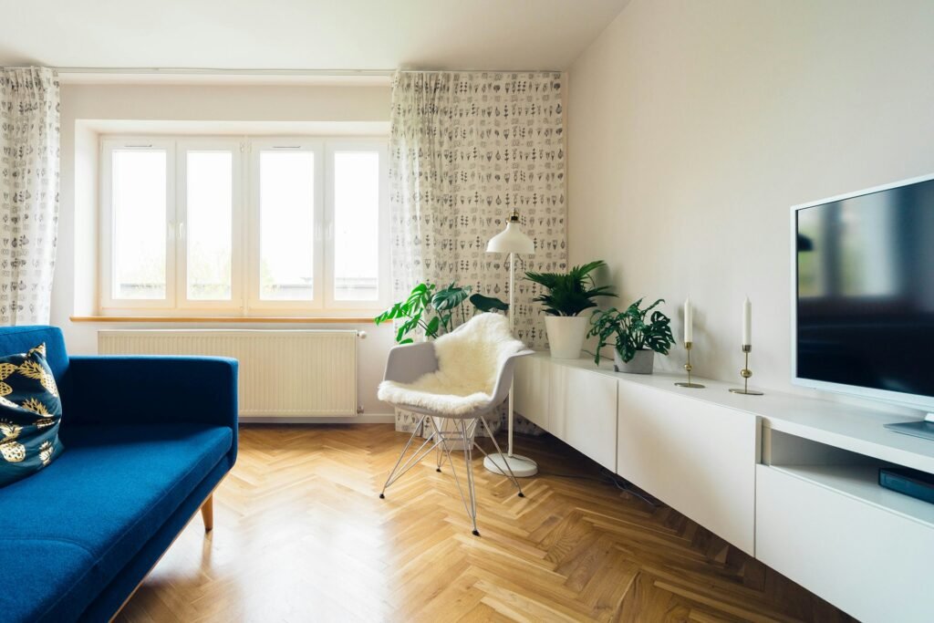 Sala de estar moderna con iluminación cálida y mobiliario de diseño