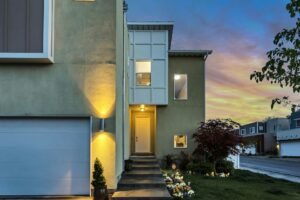Residencia moderna integrada con jardín y piscina, eficiente y luminosa