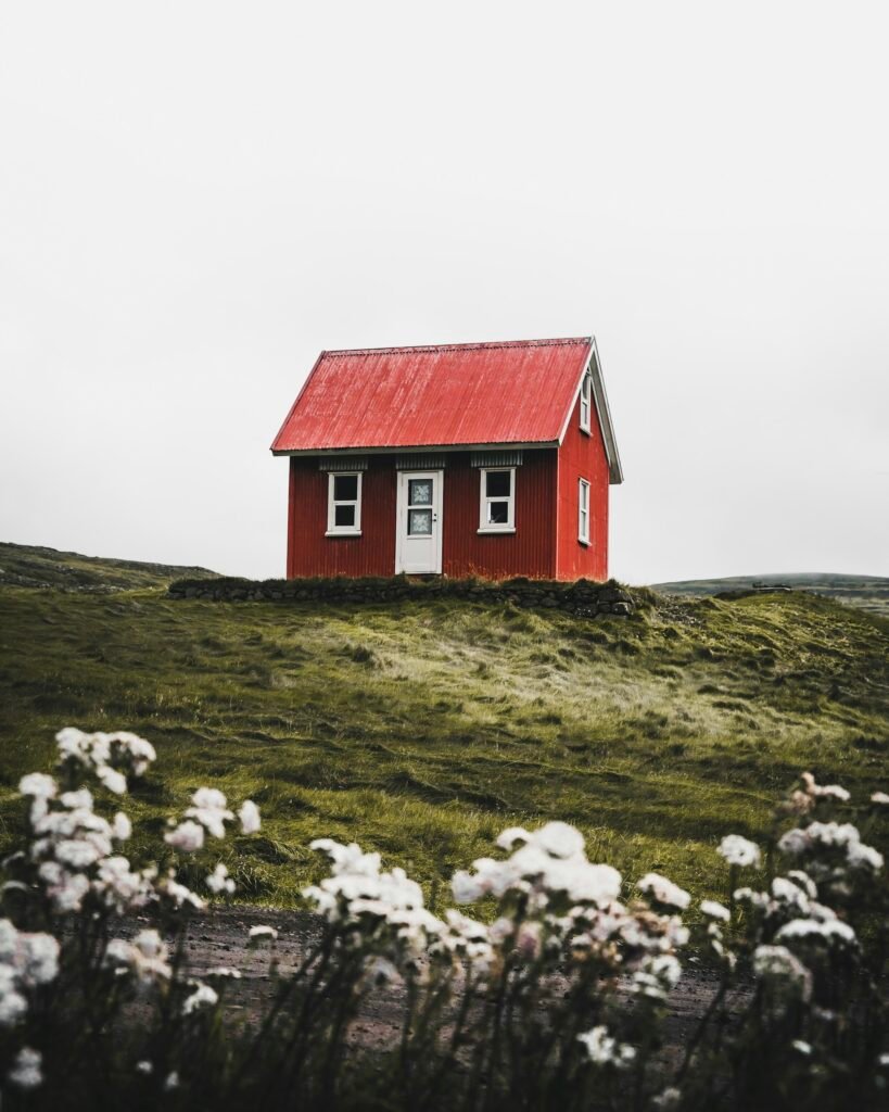 Fachada minimalista con líneas arquitectónicas limpias y vegetación