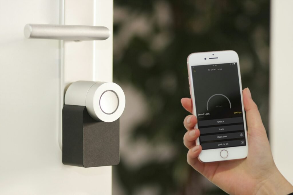 Sistema de control domótico en residencia con pantalla y diseño contemporáneo